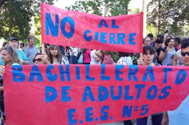 Polémica por cierre de escuelas: realizan "abrazo simbólico" en defensa de Bachilleratos de Adultos