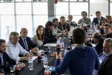 Fuera de la Provincia, Vidal encabezó reunión de Gabinete: pidió enfocarse en la gestión