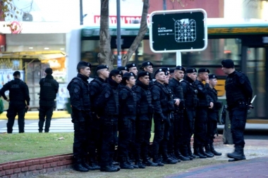 Sigue el conflicto: protesta de feriantes frente a Plaza San Martín y más de 500 policías en megaoperativo
