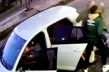 No perdonan: se demoró unos segundos en dejar el auto y se lo robaron en Lanús