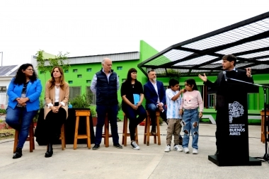 Kicillof visitó Lanús y junto a Grindetti firmó convenios millonarios para barrios locales