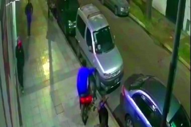 Inseguridad en Lanús: en la puerta del club, tres jóvenes le robaron la moto a un futbolista
