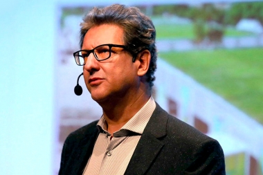 En pleno conflicto por falta de pagos, escracharon al Pablo Di Liscia, titular de IOMA