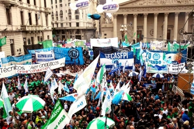 Masiva movilización contra “el ajuste” de Cambiemos: críticas a Macri y palos para la CGT