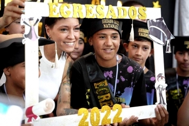 Mayra Mendoza participó del acto de egresados de sexto año en Escuela de Bernal