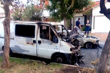 Femicida y pirómano: apuñaló a su pareja, luego le incendió el auto y su propia camioneta