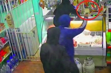 Robo piraña en Quilmes: jóvenes delincuentes arrasaron un almacén de Bernal