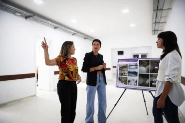 Mayra Mendoza recorrió las obras de refacción del Centro Integral de Salud en Bernal