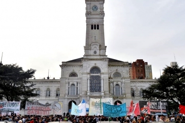 Cooperativistas acampan frente a municipalidad de La Plata: reclaman más trabajo y aumento salarial