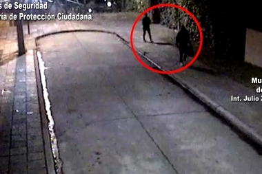 Video: lo agredieron con botellas para robarle, huyeron, pero fueron atrapados