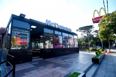 Nuevos aumentos para empleados de locales de comida rápida: el primer tramo se cobrará en agosto