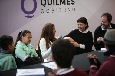 Mayra Mendoza reconoció la labor de estudiantes en la Feria Provincial de Educación