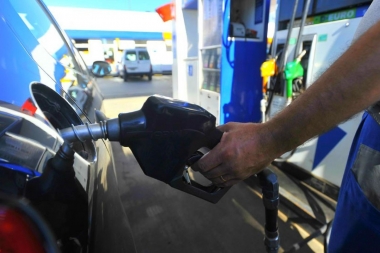 Nuevos tarifazos: YPF y Axion aumentan 12 por ciento el precio de sus combustibles
