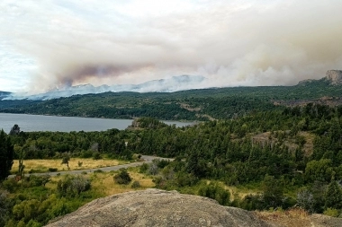 Kicillof ofreció a prestar recursos a Chubut para enfrentar el incendio forestal de Los Alerces