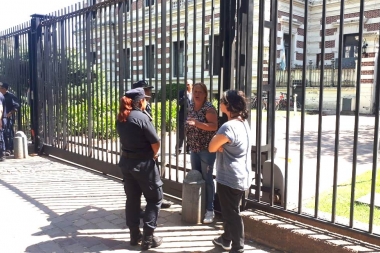 Tenso momento en Gobernación: una mujer se encadenó e intervino la policía