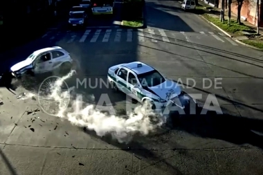 Video: cruzó en rojo y causó un violento choque contra un taxi