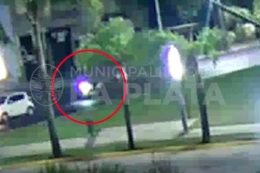 Video: un motociclista no frenó y embistió contra un auto