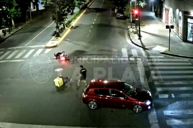 Video: motociclista pasó en rojo, chocó un auto y el conductor se bajó para golpearlo
