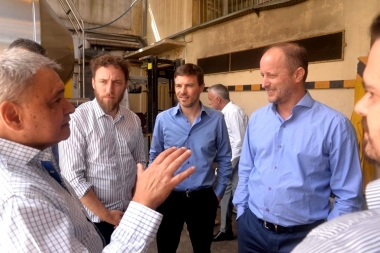 Costa, junto a Insaurralde y Otermín, visitó una fábrica en Banfield que funciona hace más de 50 años