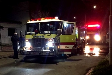 Pánico en un monoblock de Tandil: incendiaron la casa de un presunto abusador sexual