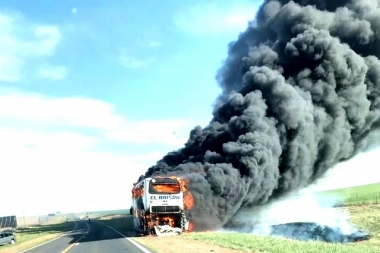 Casi una tragedia: se prendió fuego un colectivo cerca de Tandil y evacuaron a todos los pasajeros