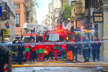 Está en grave estado: para escapar de un incendio se colgó de los cables y cayó al vacío