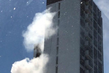 Gran susto en el centro de La Plata por incendio en un edificio a metros de la Gobernación