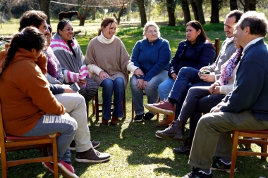 Vidal se muestra con un “sin tierra” en sus recorridas: estuvo con su candidato en Berazategui