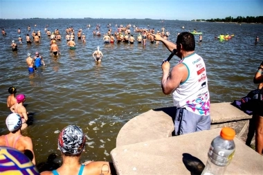 Con nadadores de distintos lugares, se realizó el primer cruce de la temporada en Junín