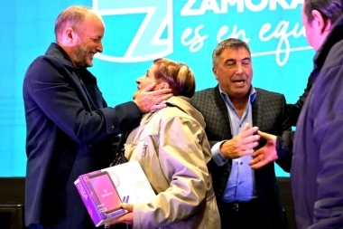 Programa “Conectando”: Insaurralde y Ambrosini entregaron tablets en Lomas de Zamora