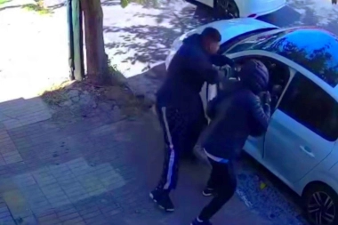 Conurbano descontrolado: armados y con los pantalones caídos, le robaron el auto cuando estacionó