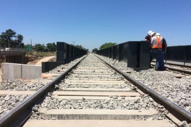 Insólito: invirtieron millones en un puente ferroviario que quedó chico y los trenes no pasan