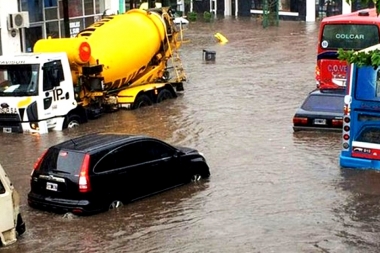 La tormenta dejó zonas llenas de agua en La Plata y distritos del Conurbano bonaerense