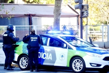 Rogó para que dejaran bajar a su bebé antes de que le roben su auto