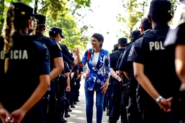 Mayra Mendoza recibió a los nuevos policías que se desplegarán en Quilmes