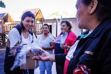 En Semana Santa, Mayra Mendoza entregó roscas de pascua para una Fundación local