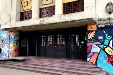 Apuntan a la gestión Garro: se cayó el techo de una escuela en La Plata