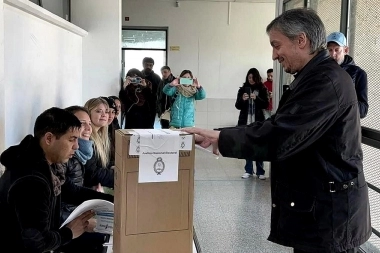 Máximo Kirchner votó en la localidad platense de Tolosa