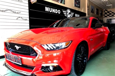 Llevó su Mustang al taller, el mecánico “lo sacó a pasear” y terminó estampado contra la pared