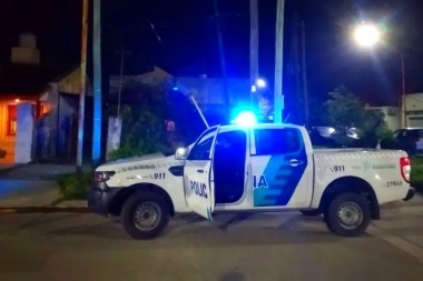 Detuvieron a un sujeto que golpeó a su pareja y la arrojó al asfalto desde un auto