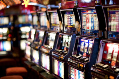 Contra el juego: Vidal cierra tres casinos y avanza con la licitación de máquinas tragamonedas