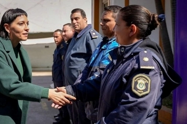 Mayra Mendoza entregó computadoras a las comisarías de Quilmes