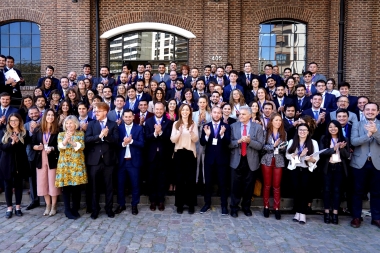 En sus oficinas de Capital, Vidal recibió a jóvenes de la Fundación Universitaria del Río de La Plata