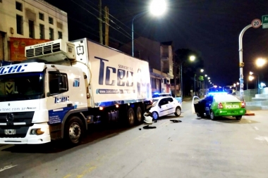 Tragedia: tres adolescentes murieron al chocar un auto contra un camión mal estacionado