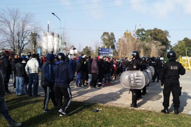 Nuevos incidentes entre sectores de la Uocra y la policía en la refinería de YPF Ensenada