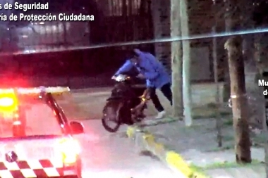 Huían con una moto robada, las cámaras los registraron: fueron detenidos