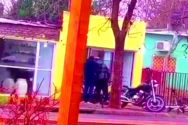 Grabó como le pegaban a un hombre y en la noche se le prendió fuego la casa