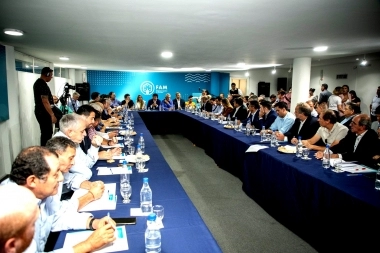 Intendentes de la FAM pidieron “respeto” a la Constitución y repudiaron las medidas de Milei