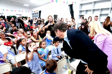 Kicillof dio inició al ciclo lectivo 2024 y pidió a Milei que “respete” a los maestros