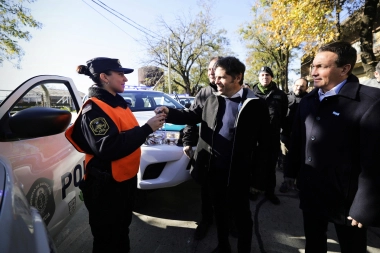 Kicillof entregó vehículos para reforzar la seguridad de Varela y le pegó a Milei por la quita de recursos